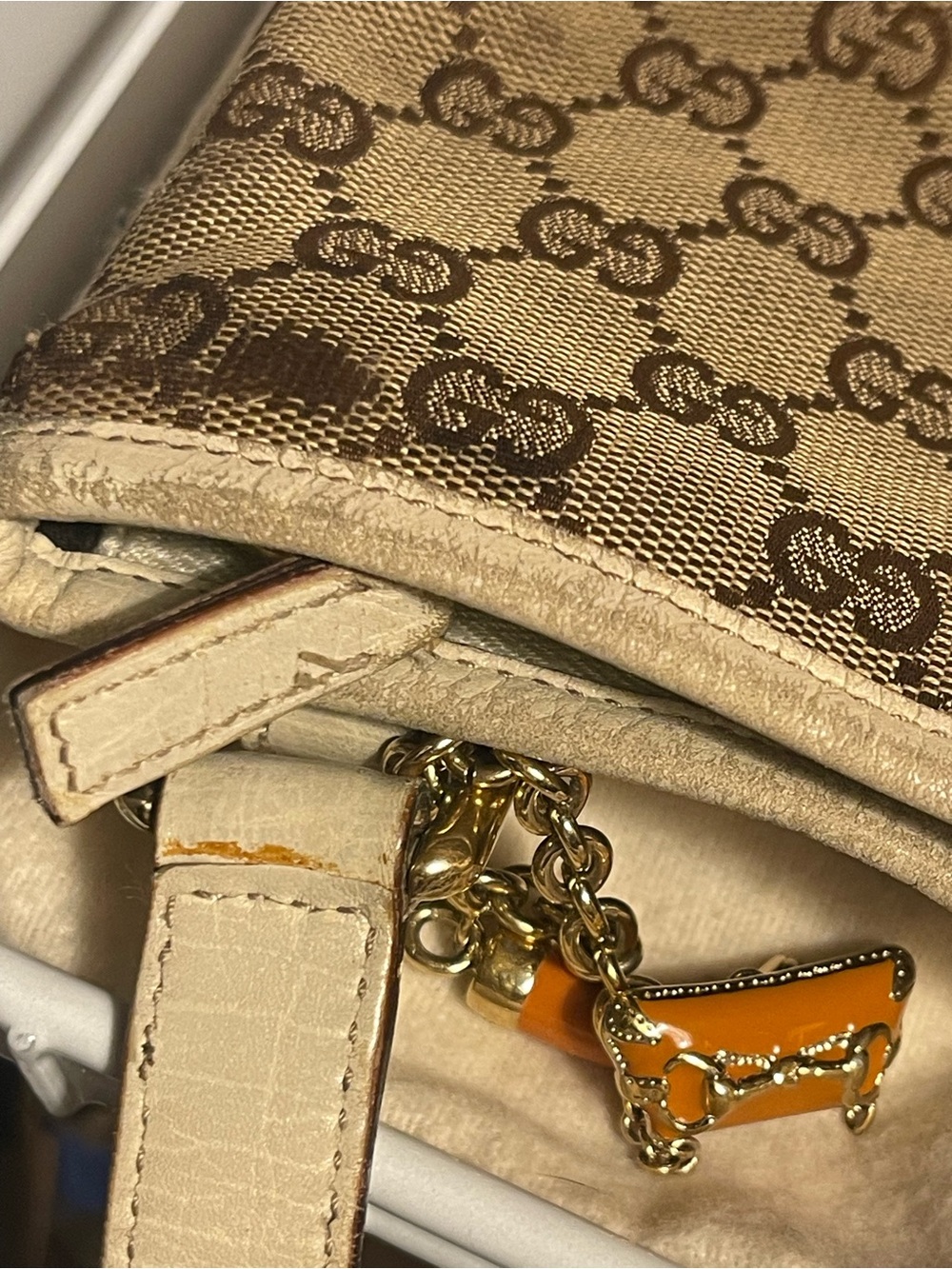Gucci Crossbody with COA and two bag charms - Picture 14 of 16